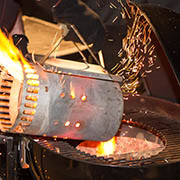 Den Holzkohlengrill für direkte und indirekte Hitze vorbereiten