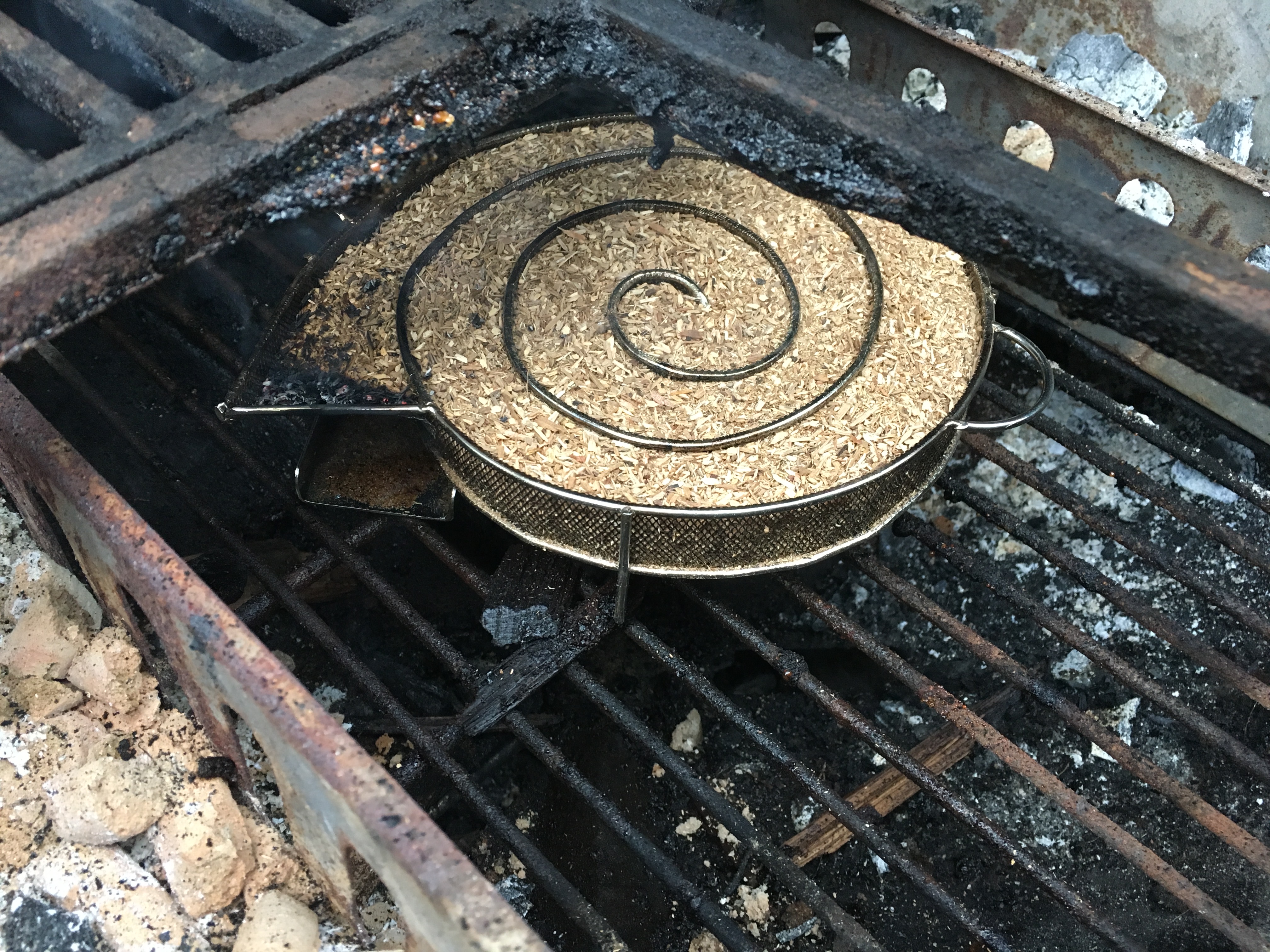 Den Holzkohlegrill zum Räuchern vorbereiten