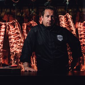 Fleischermeister Dirk Ludwig in der Steakschaft-Fleischerlebniszentrale von Dry Aged Rinderrücken