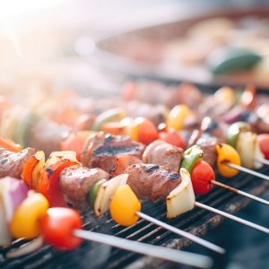 herzhafter Schaschlikspieß zum Grillen von Hand gesteckt