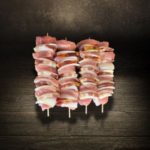 herzhafter Schaschlikspieß zum Grillen von Hand gesteckt