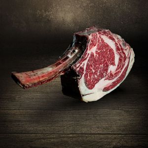 Tomahawk Dry Aged 1200g vom Simmentaler Rind Färse trocken gereift aus Ludwigs Carnothek das Highlight beim grillen schön marmoriert mit dem klassischen Tomahawk Knochen ideal zum grillen oder braten2361 0011