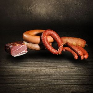 Der Ludwig Probierpaket 2180g fünf hausmacher Wurstsorten und Schinken aus eigner Schlachtung handwerklich hergestellt vier Bauernwürstchen 1 Ring Hasumacher Leberwurst 1 Ring Rhöner Mettwurst 1 Kringel Fleischwurst ein halber Schinkenspeck 1 Fuldaer Schw