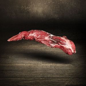 Rinderfilet am Stück vom Australischen Black Angus Rind besonders mager und zart das edelste Teilstück vom Rind ideal für die Zubereitung auf dem Grill in der Pfanne oder im Niedertemperatur Garen Rinderlende bei Der Ludwig kaufen