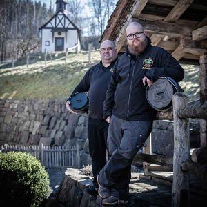 Sebastian & Tim sind Dutch Oven Meister, erleben Sie die beiden in unserer Steakschaft - Die Fleischerlebniszentrale live und direkt.