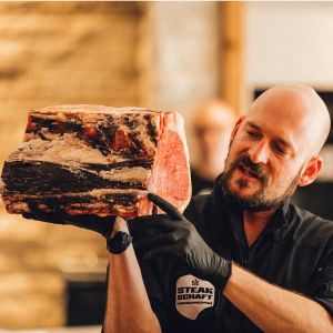 Dominik H. Rossbach zeigt im US Steakhouse Abend- Es geht um US Beef ein T-Bone Steak