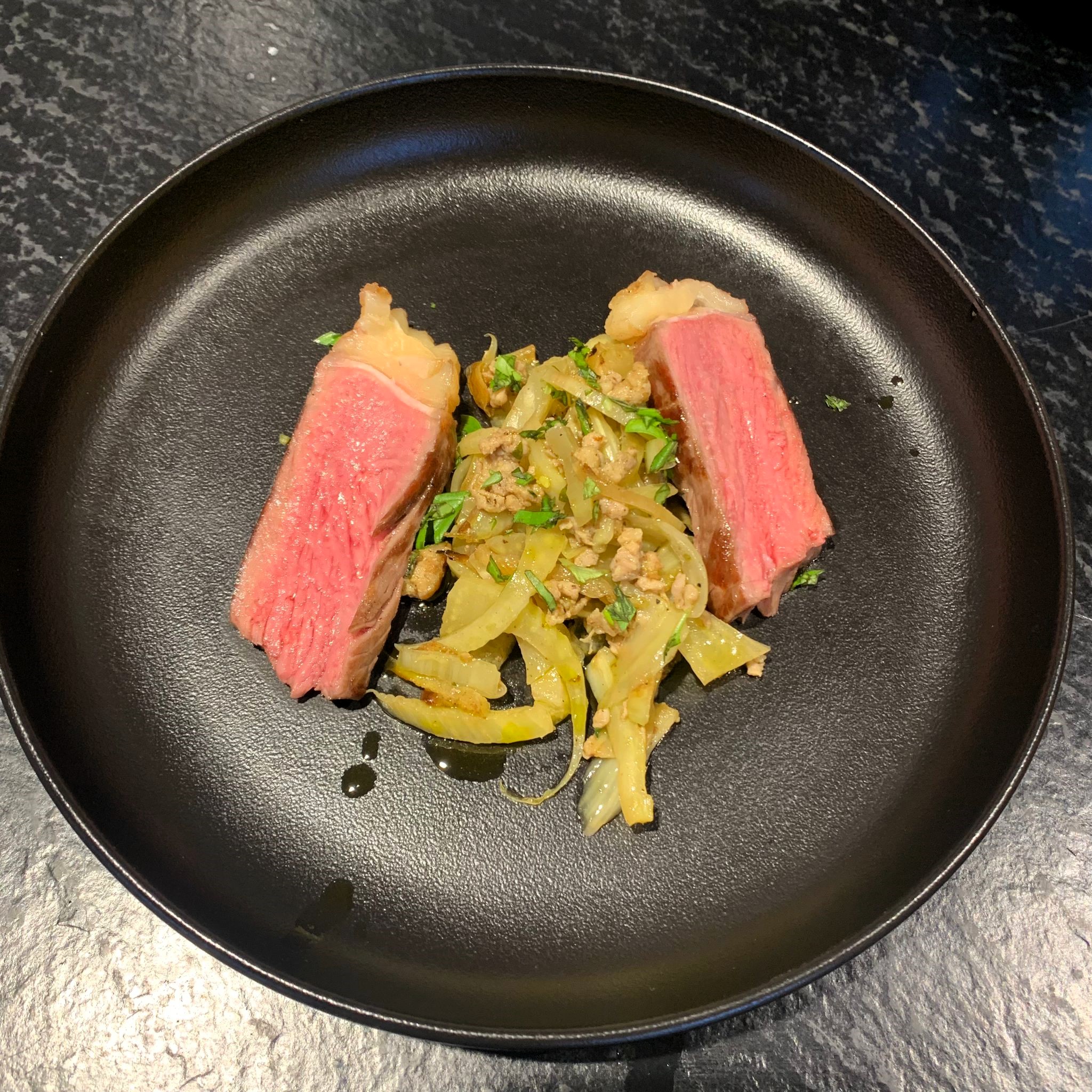 Rumpsteak von der Grand Mu mit Fenchel-Salsiccia Gemüse