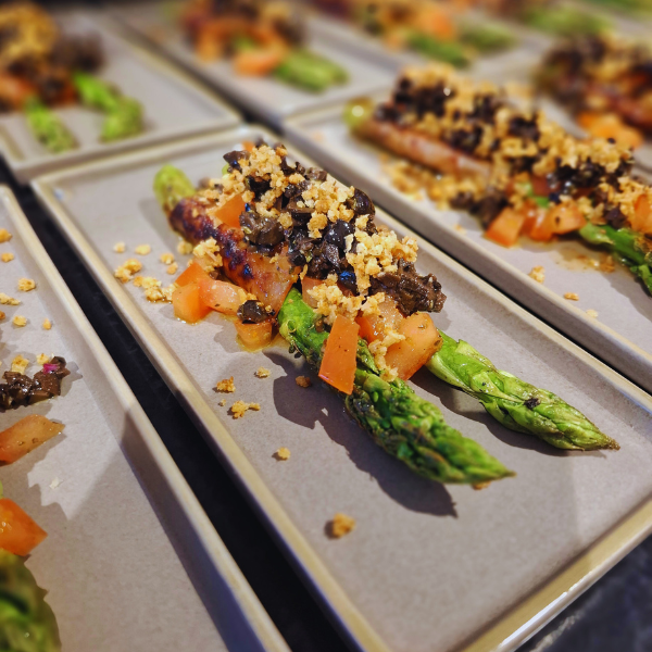 Spargel, Schinkenspeck und Oliventapinade