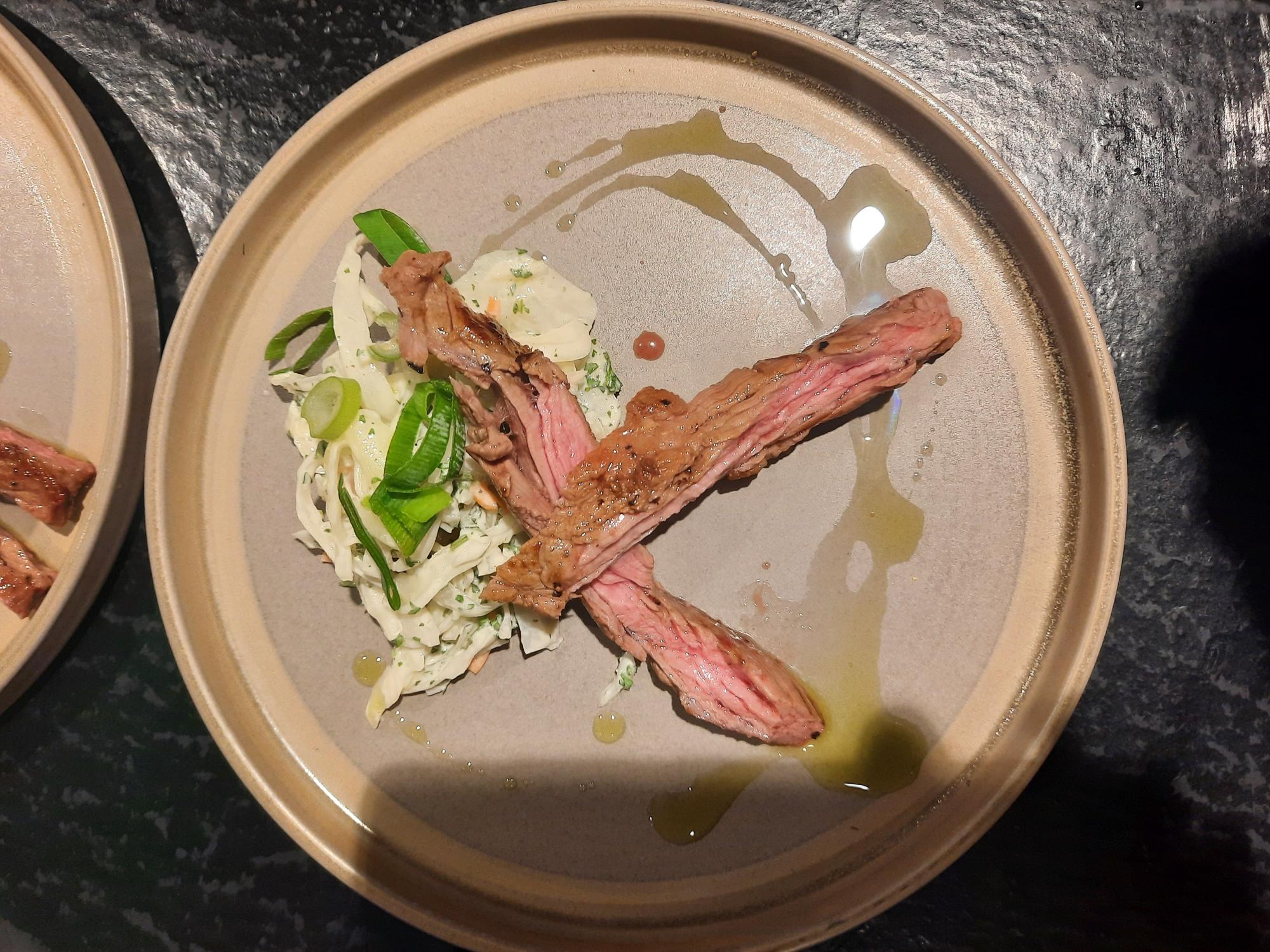 Skirt-Steak auf Coleslaw mit Petersilienöl