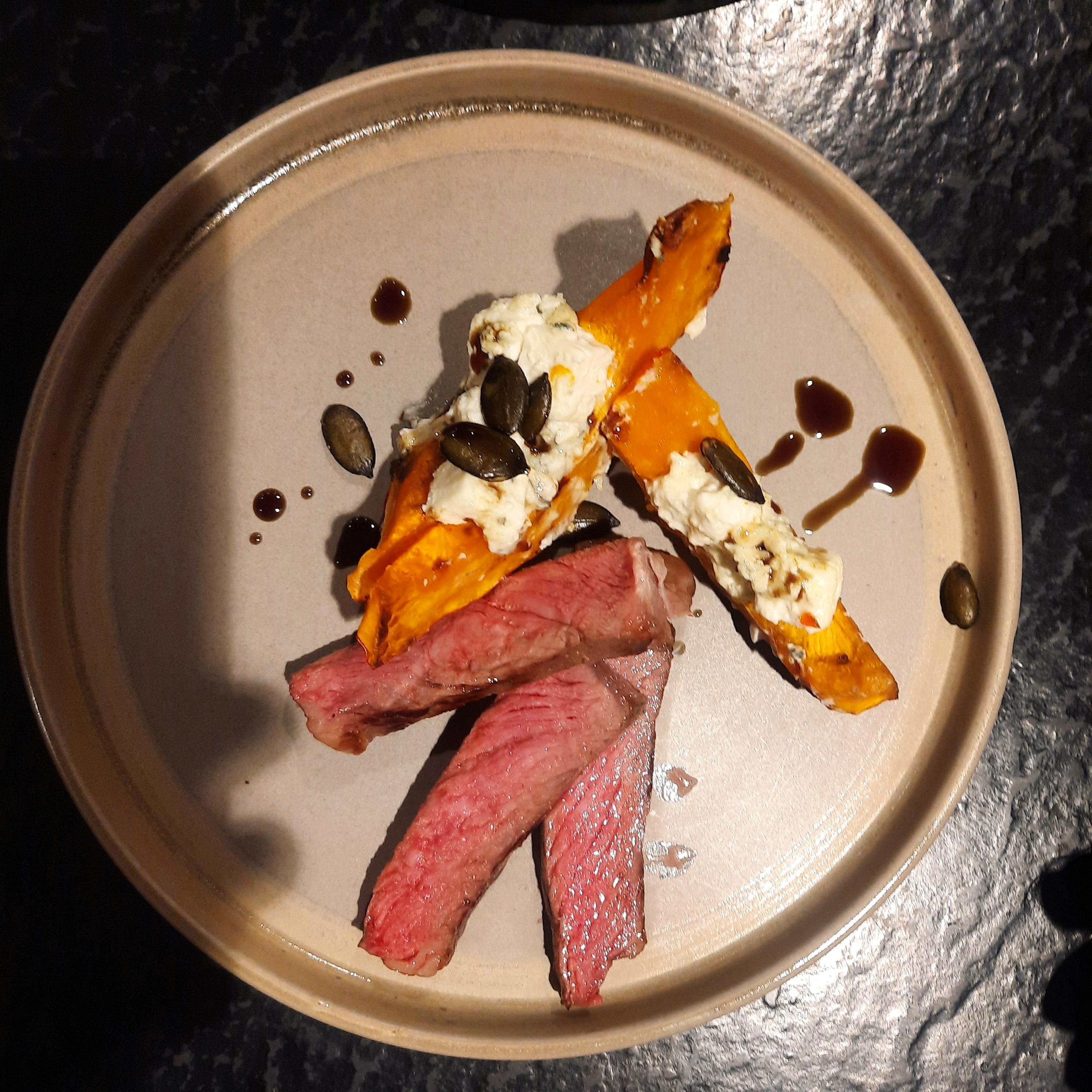 Rumpsteak mit gegrilltem Kürbis und Blue Stilton