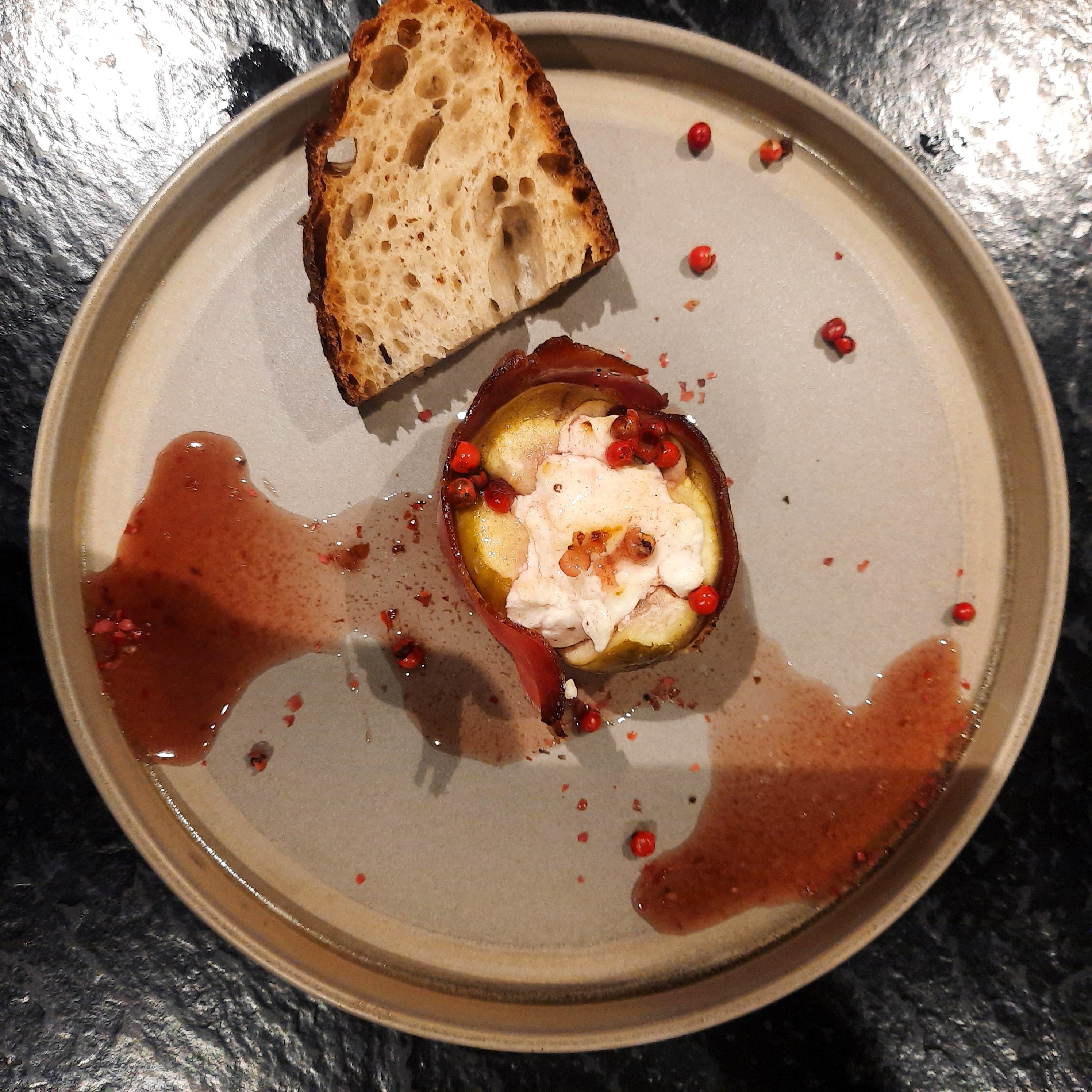 Ummantelte Feige mit Ziegenkäse und rosa Pfeffer
