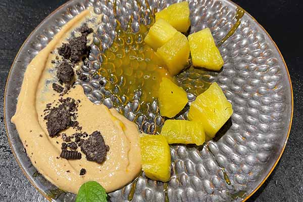 Betrunkene Ananas mit Amarettini Creme