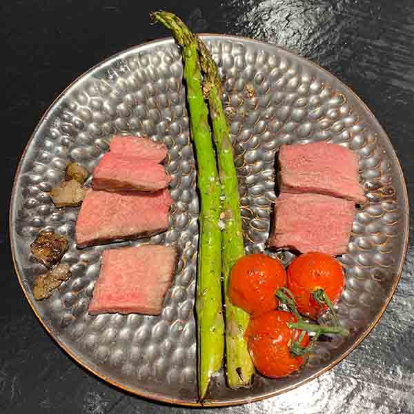 Hommage ans Bistecca Fiorentina mit gewoktem Spargel