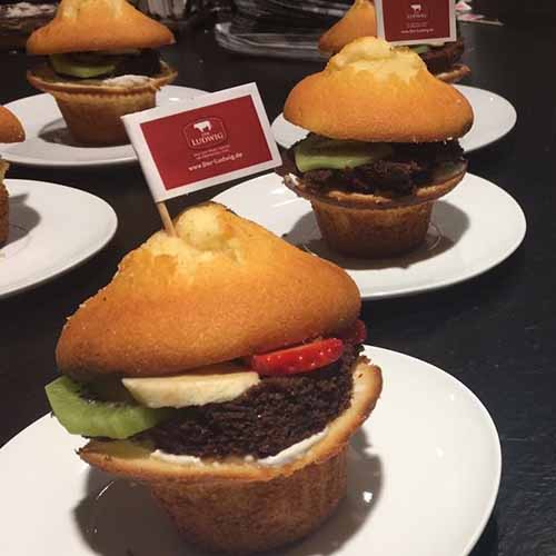 Süßer Burger mit Banane, Schokolade und Sahne
