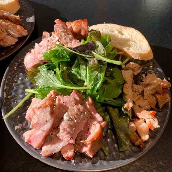 Dreierlei vom Schwein auf Wildkräutersalat
