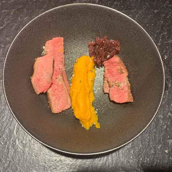 Dry Aged Porterhouse | Püree von der Süßkartoffel | Confit von der Roten Zwiebel