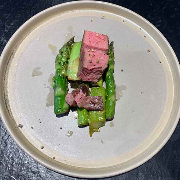 Dry Aged T-Bone mit Spargel aus dem Wok