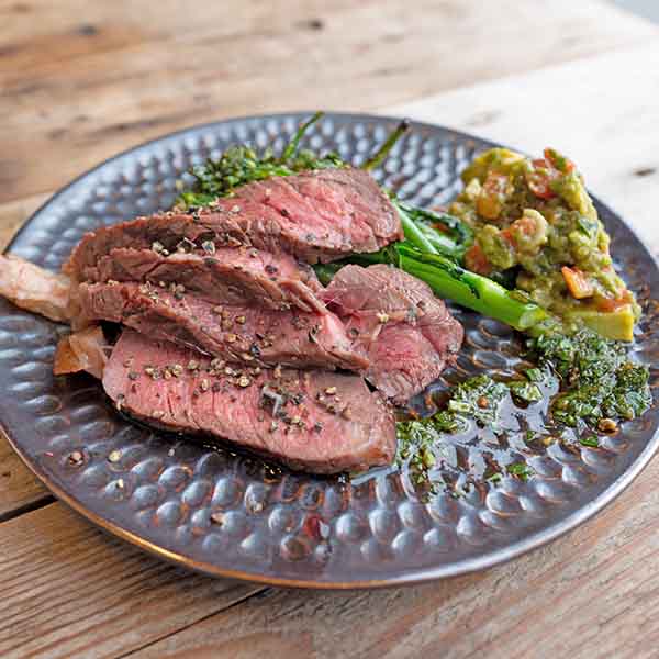 Oma Kuh mit wildem Broccoli, Pimientos del Padron und Chimichurri