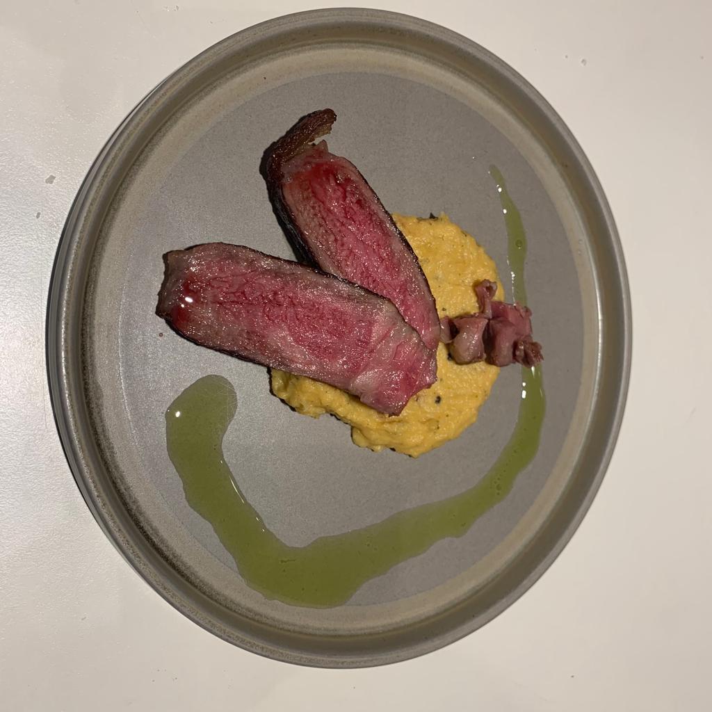 Porterhouse auf Petersilienwurzel-Stampf mit Petersilienöl
