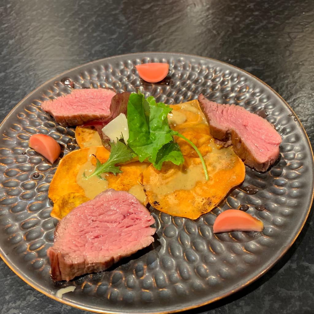 Teres Major auf Sükartoffel-Carpaccio mit Umamisoße und Wildkräutersalat