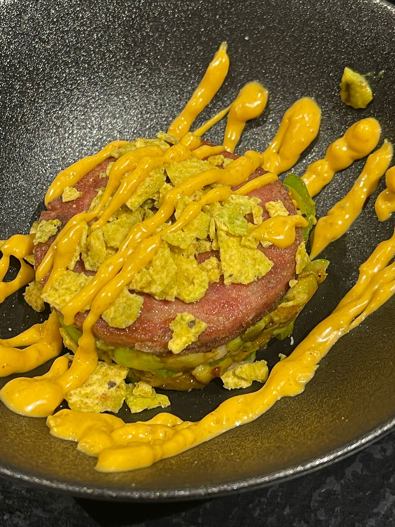 Avocado-Ananas Tatar mit gegrilltem Schwartemagen