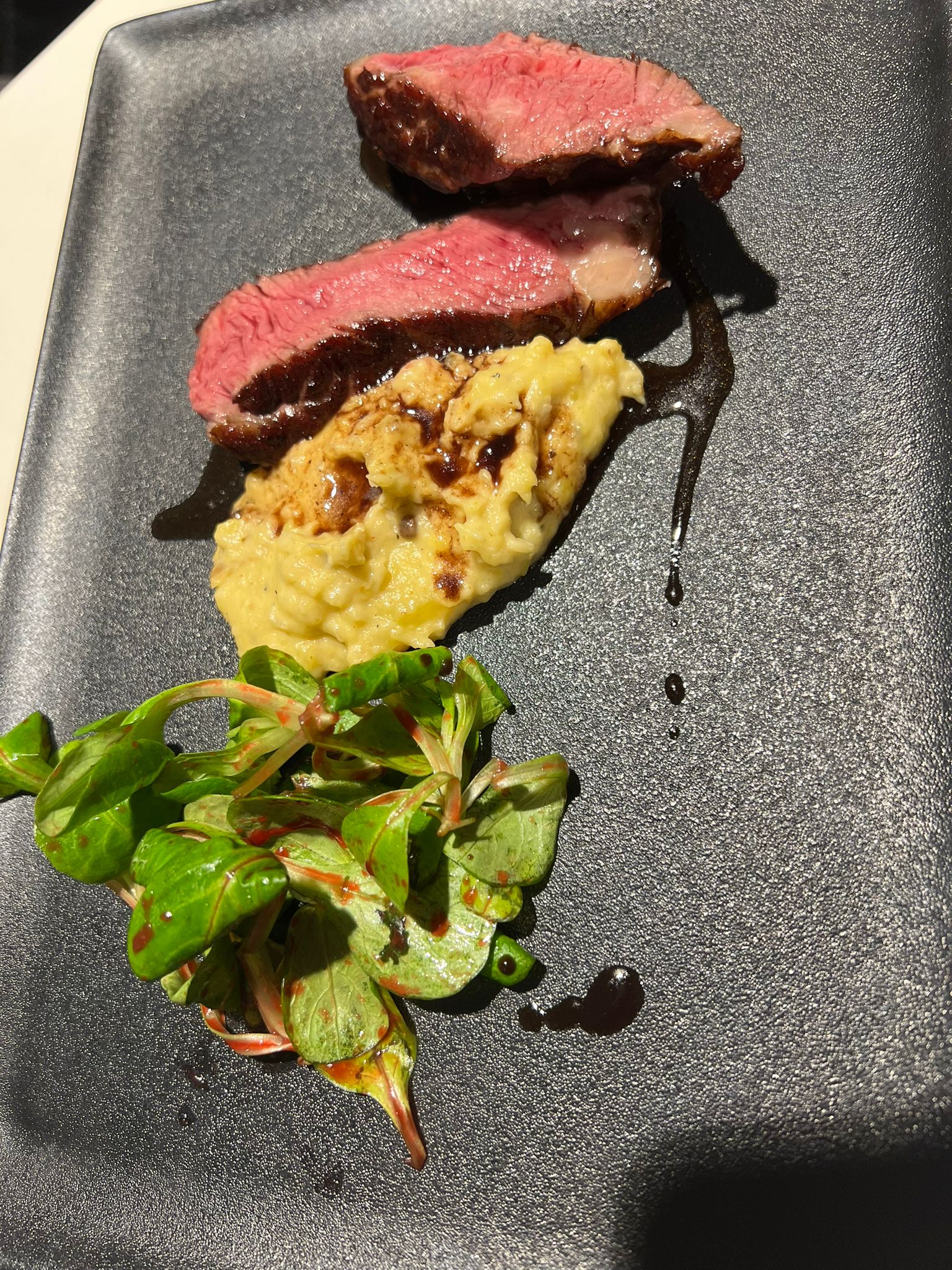 Grand Muh Ribeye mit Kartoffel-Sellerie-Stampf Grand Muh Ribeye mit Kartoffel-Sellerie-Stampf