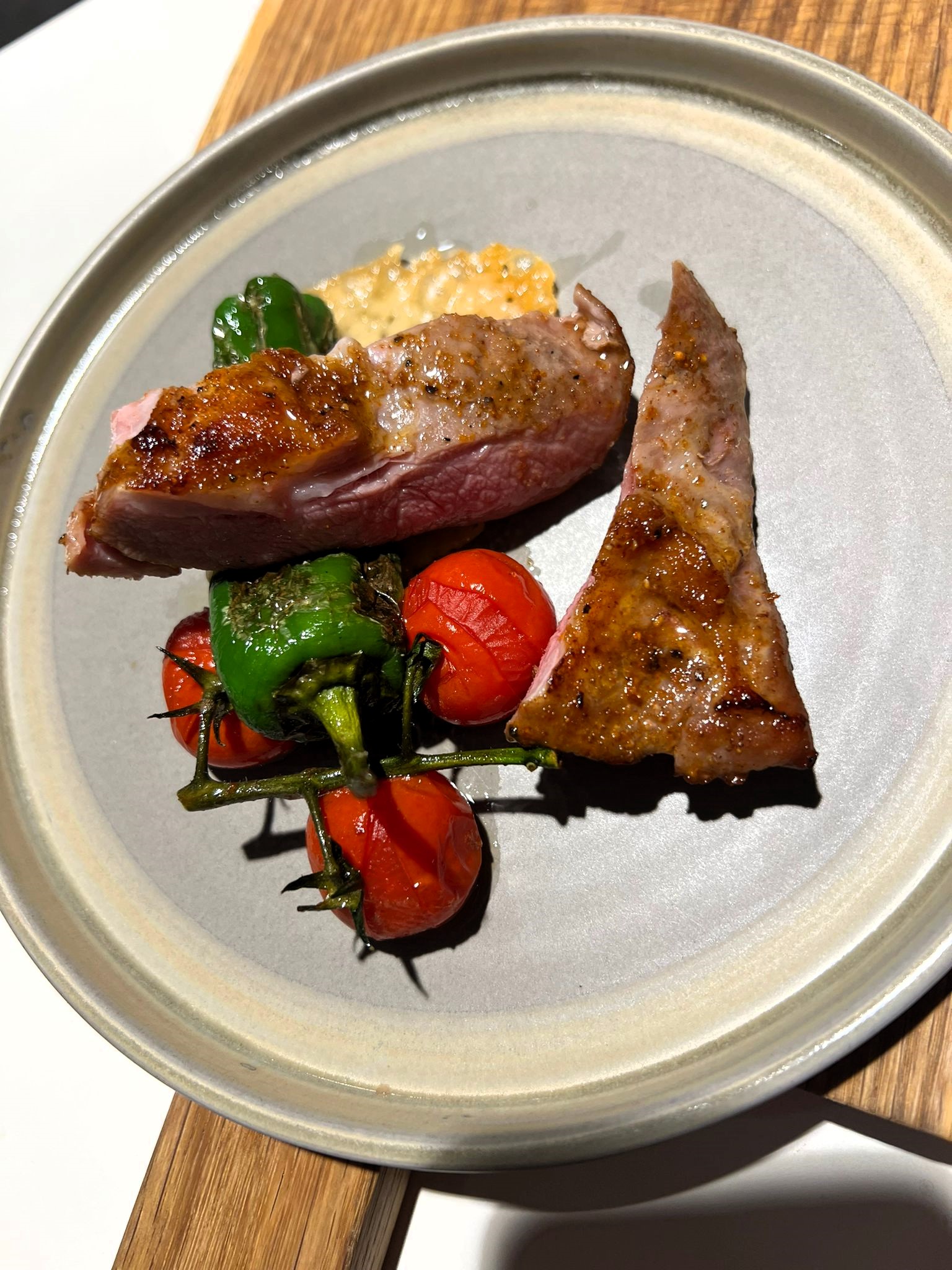 Secreto mit Pimentos und marinierten Rispentomaten