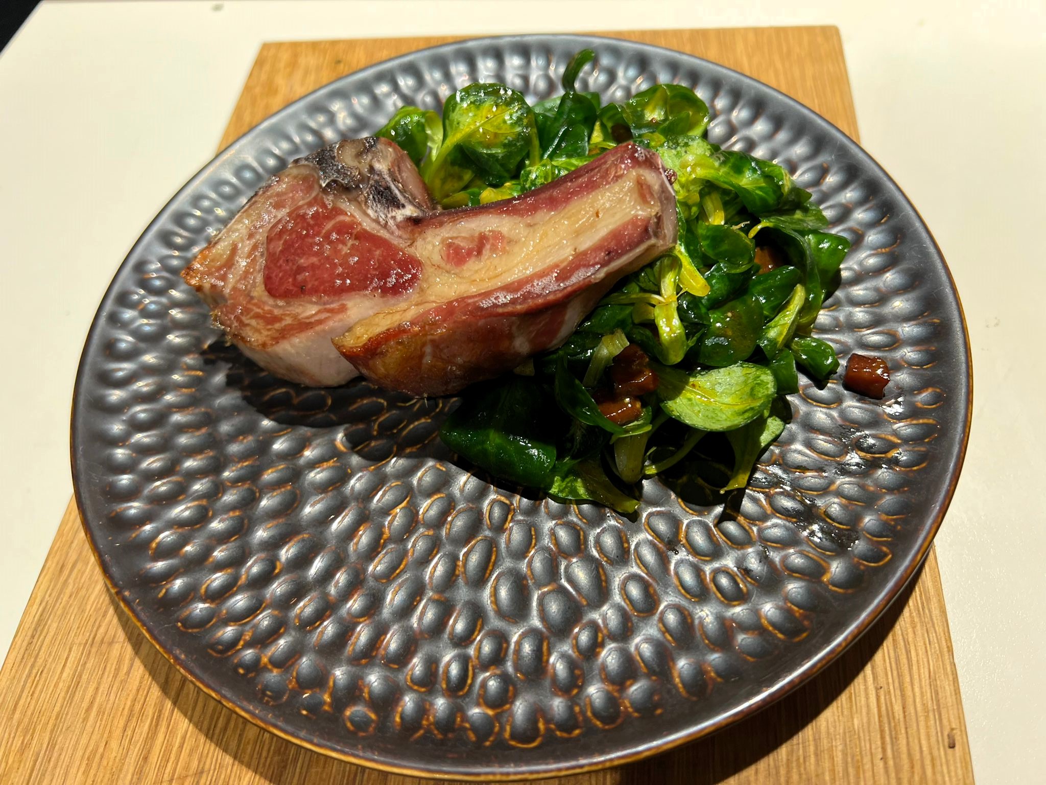 Lammkotelette mit Feldsalat und Speckdressing