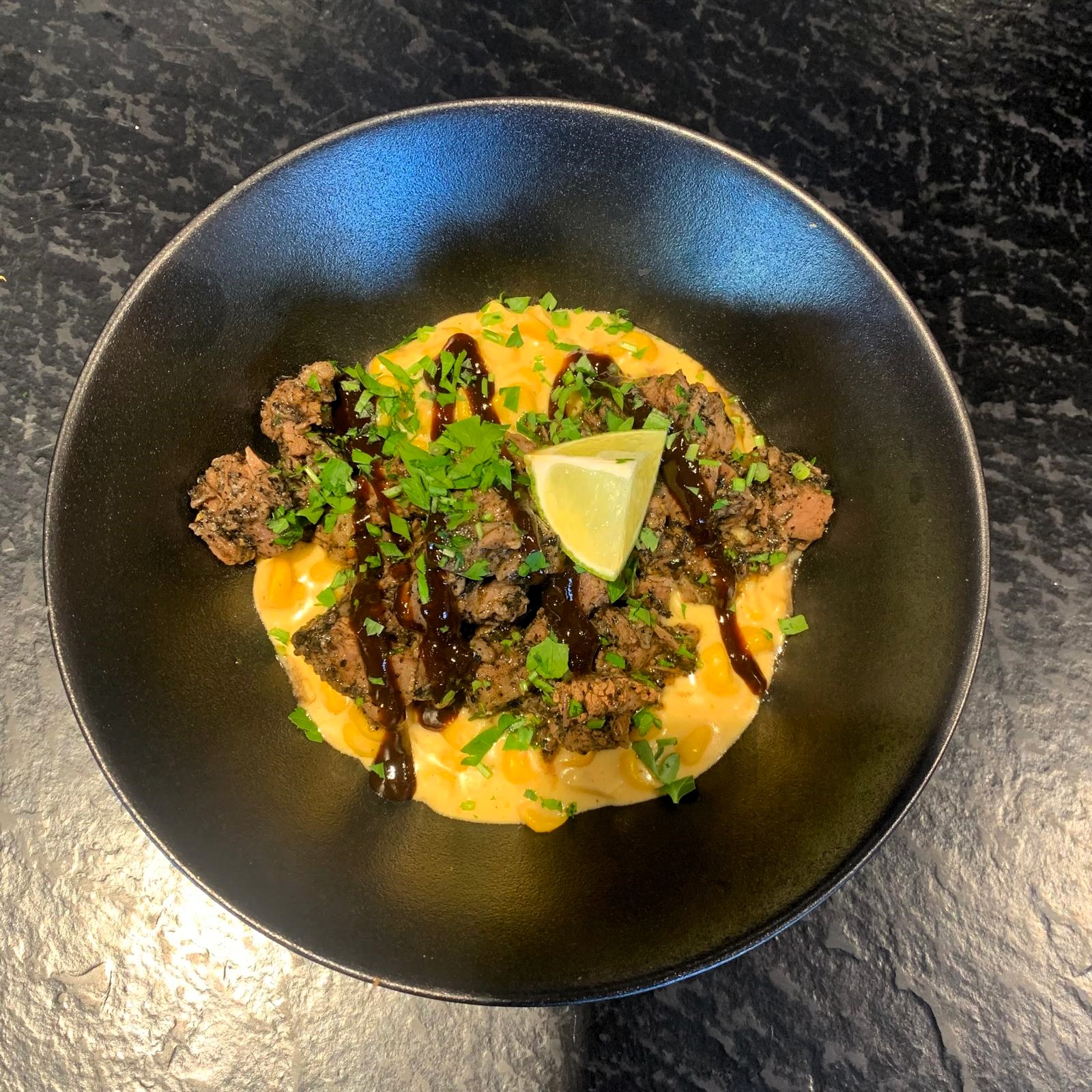 Brisket Bowl mit Cream Corn