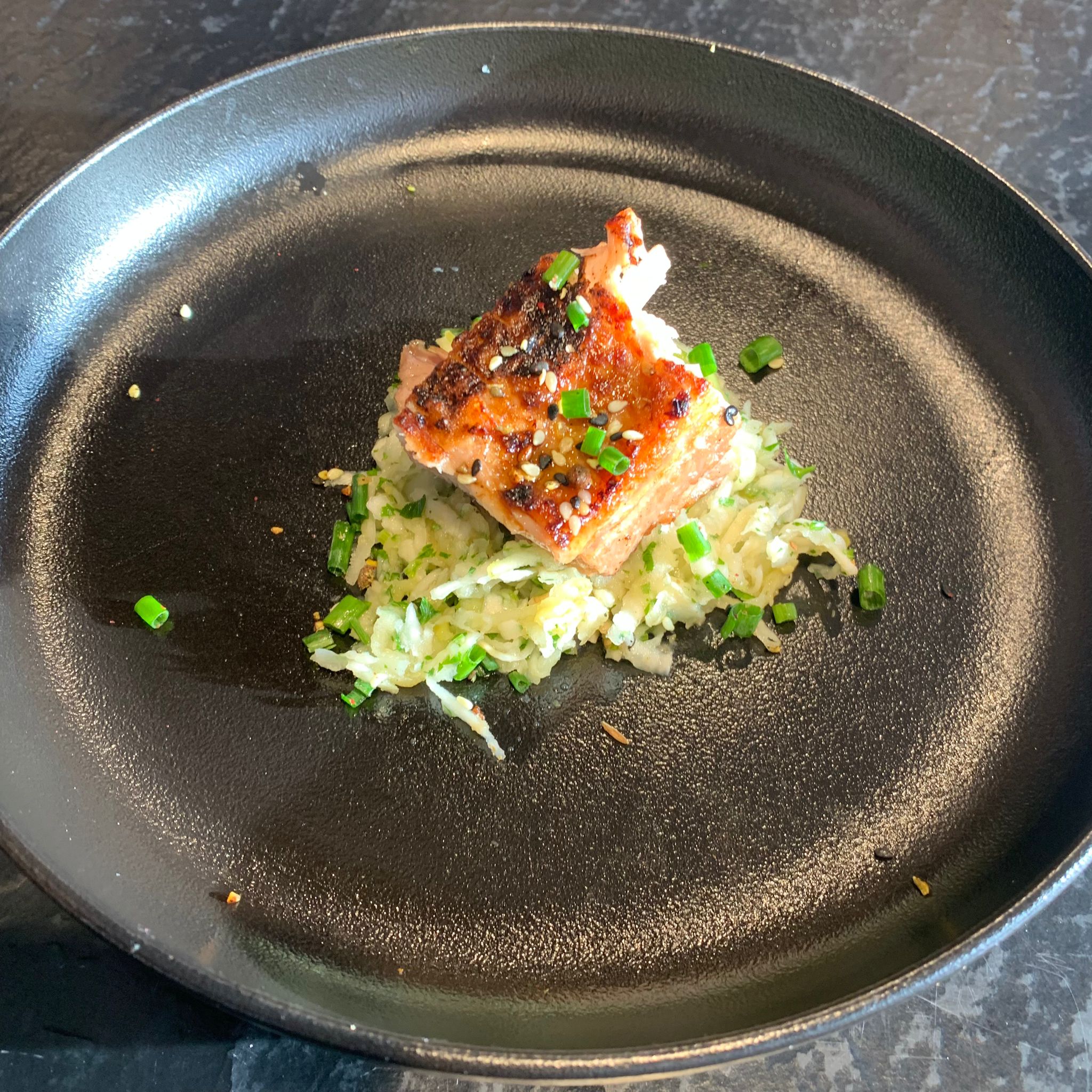Sous Vide gegarter Schweinebauch auf Apfel-Selleriesalat