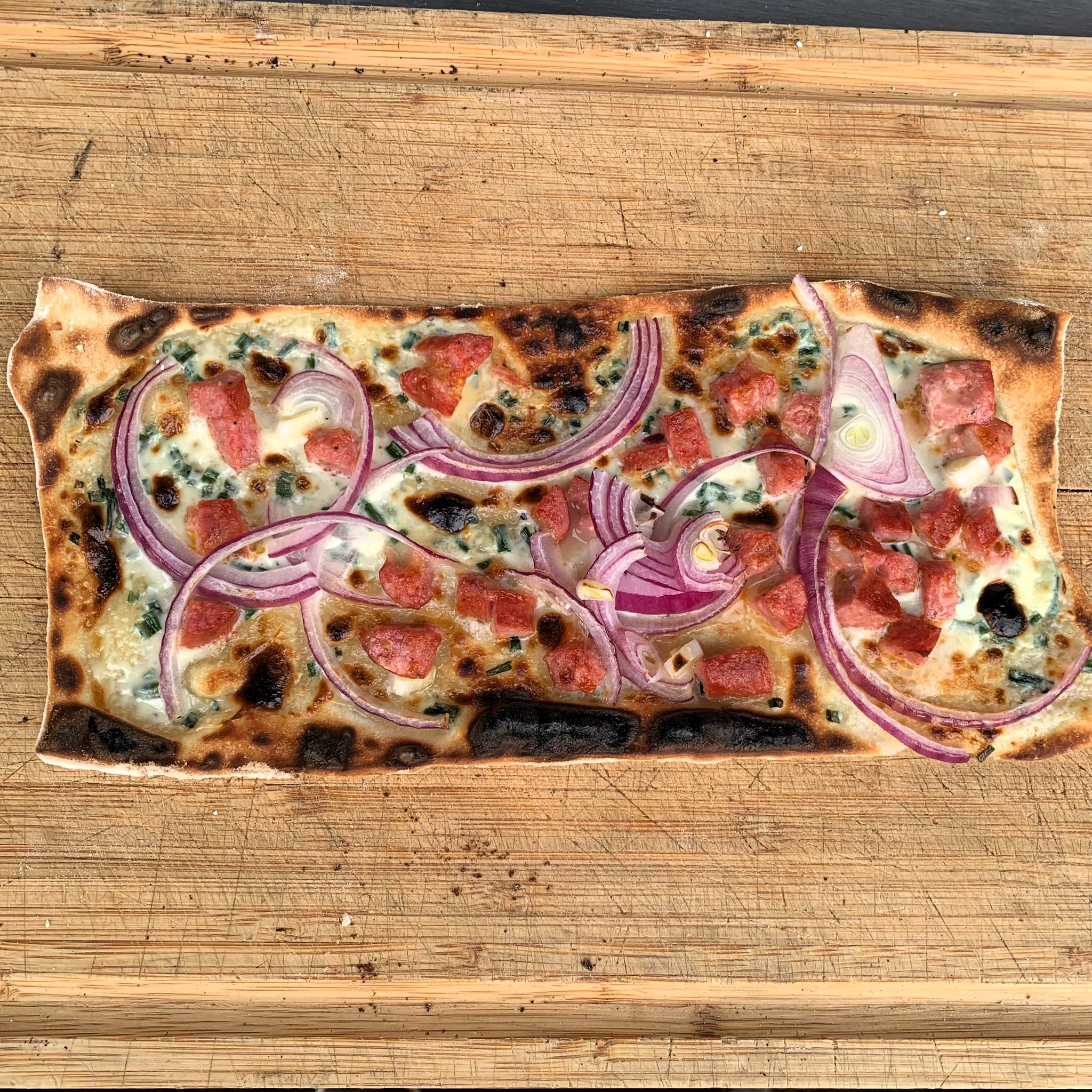Flammkuchen mit Käsekrainer
