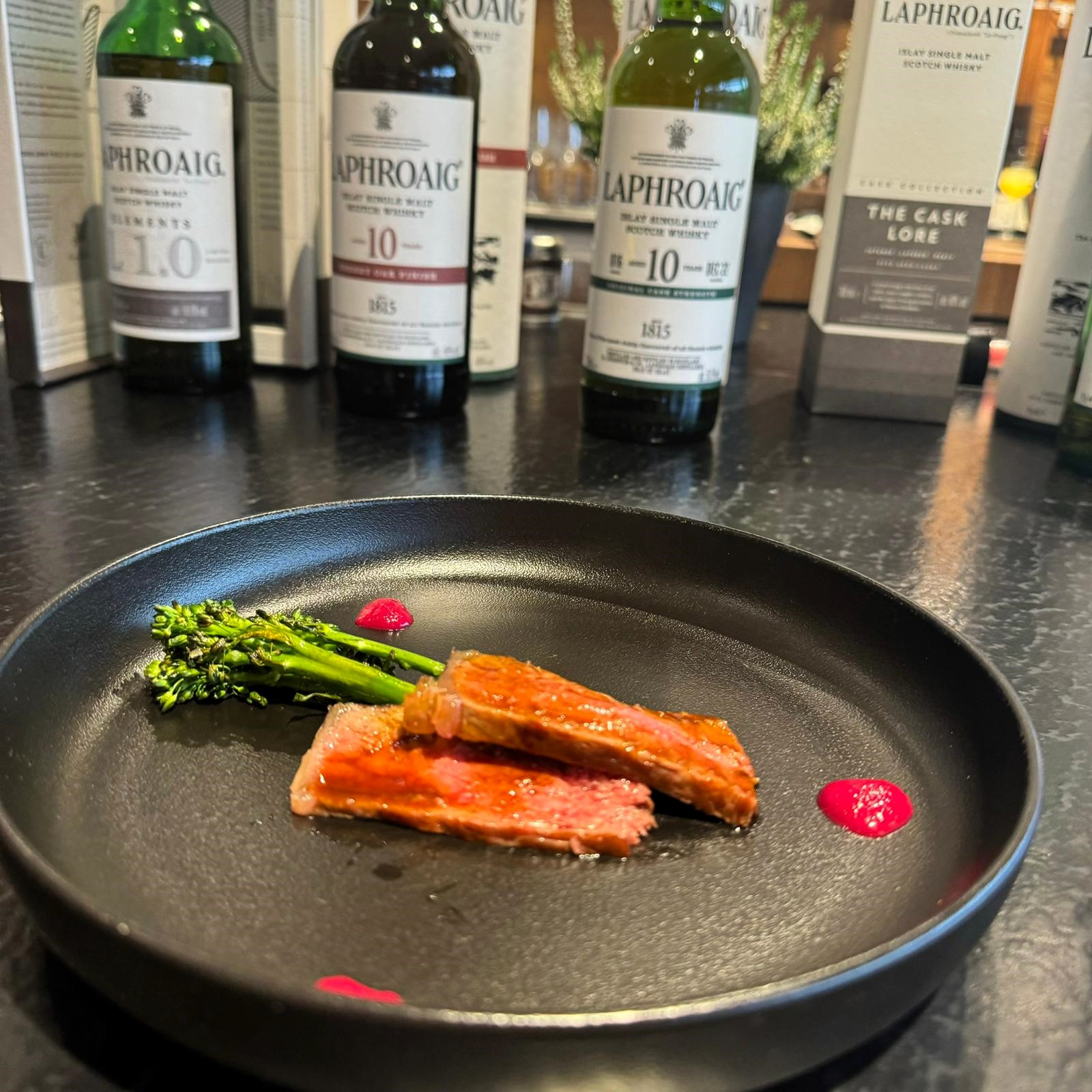 Rumpsteak von der Simmentaler Färse mit wild Brokkoli | Rote Beete Creme und Whisky Jus