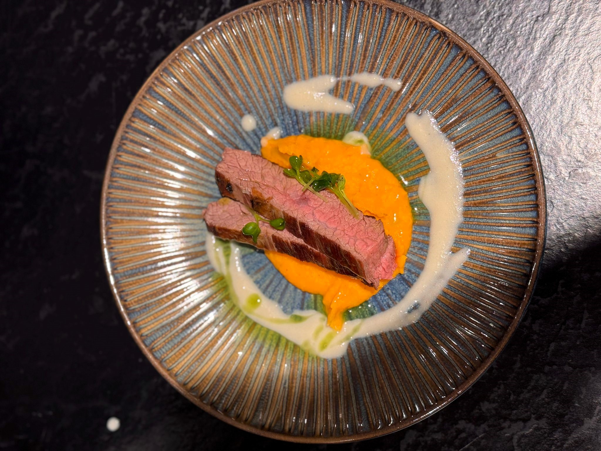 Flanksteak auf Süßkartoffelpüree mit Pastinaken-Creme
