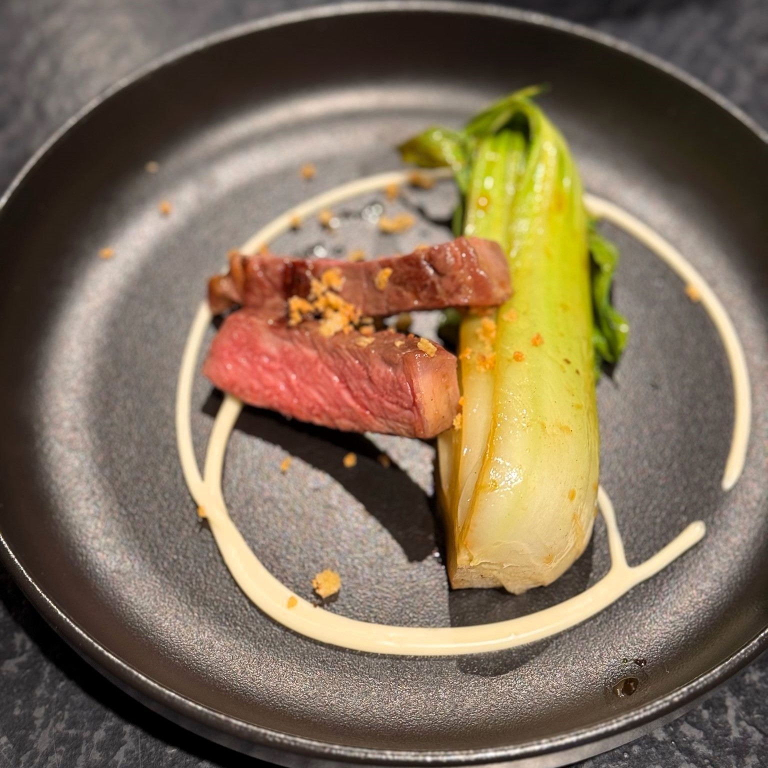 Dry Aged Rumpsteak mit Asia Pak Choi | Panko-Crunch und Gurken-Mayo