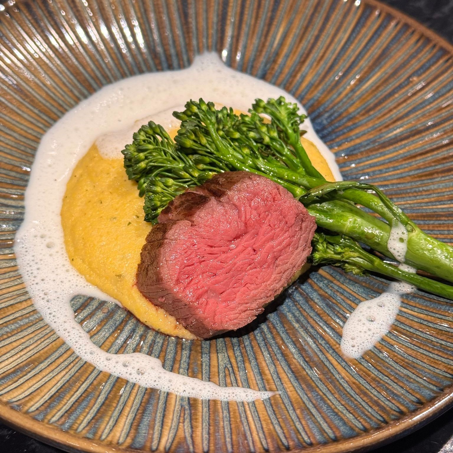 Teres Major mit Polenta, wild Brokkoli und Parmesan-Schaum