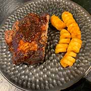 Kalbs-Spareribs und Curly Fries