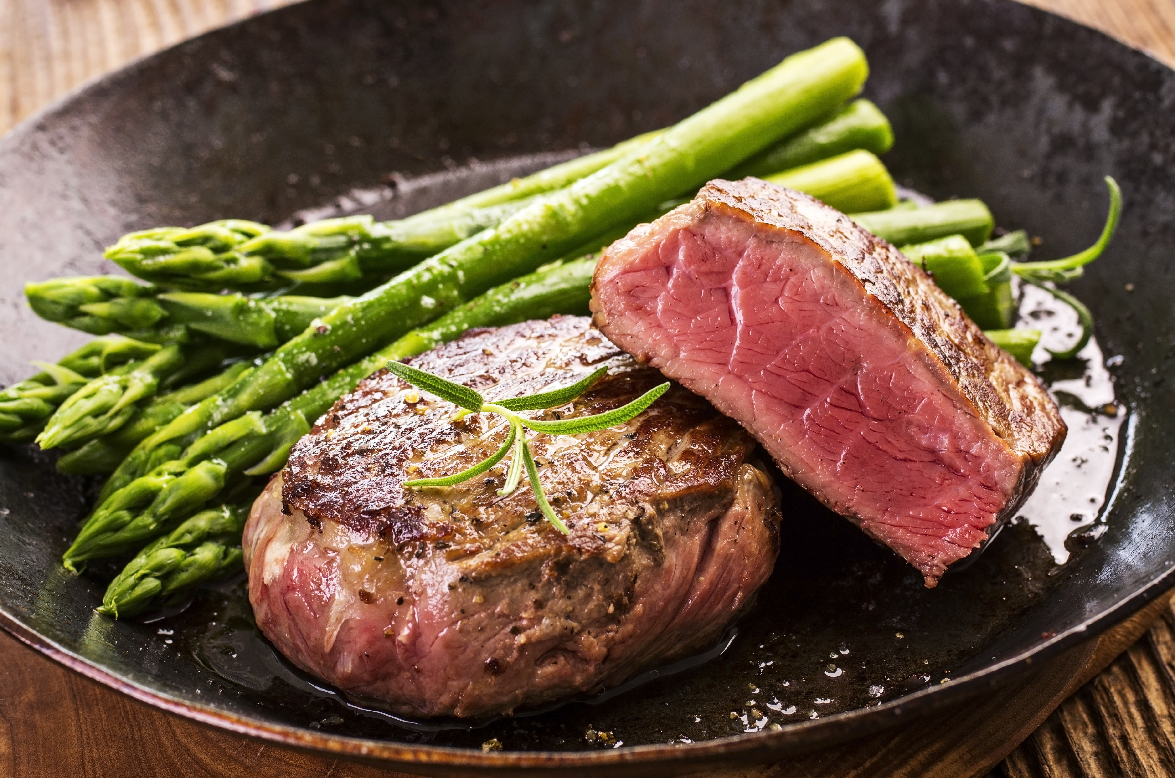 Filetsteak Medallions mit weißem und grünem Spargel