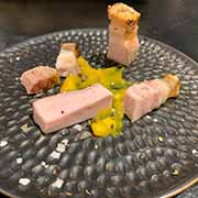 Dry Aged Schweinekotelett mit Knusperschwarte und Mango