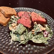 Teres Major auf Sommersalat mit Pinienkernen und Parmesan