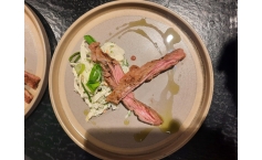 Skirt-Steak auf Coleslaw mit Petersilienöl 