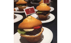 Süßer Burger mit Banane, Schokolade und Sahne 