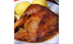 Gefüllter Gänsebraten mit Serviettenknödeln und Rotkohl