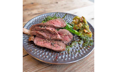 Oma Kuh mit wildem Broccoli, Pimientos del Padron und Chimichurri