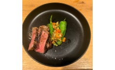 Beef mit Pimientos de Padron und Paprikasalsa