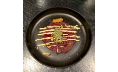 Carpaccio von Roten Beete mit Yuzu und Nüssen