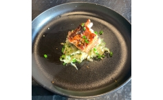 Sous Vide gegarter Schweinebauch auf Apfel-Selleriesalat 
