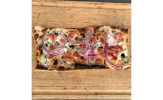 Flammkuchen mit Käsekrainer