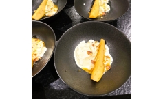 Frozen Joghurt mit karamellisierter Birne und gesalzenen Mandeln 