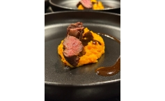 Onglet auf Süßkartoffelpüree und Jus 