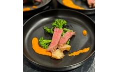 Ribeye von der Grand Mu mit wild Brokkoli und Tomaten Creme 